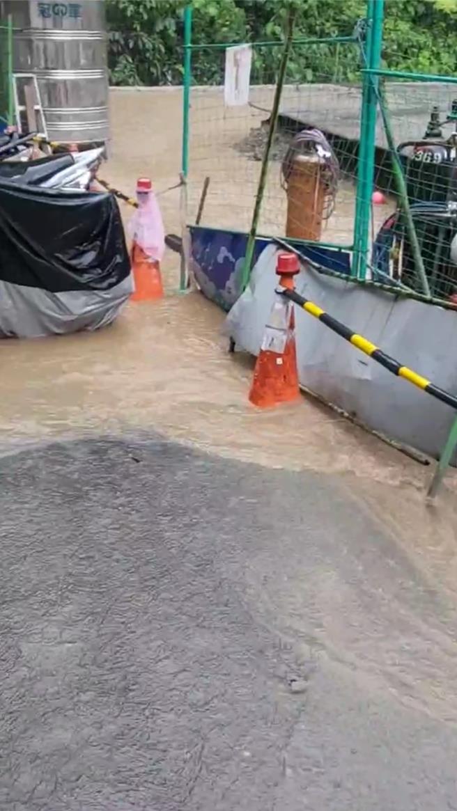 台北市信義區泰和里吳興街600巷76弄125、127號淹水。（台北市災害防救辦公室提供／劉彥宜台北傳真）