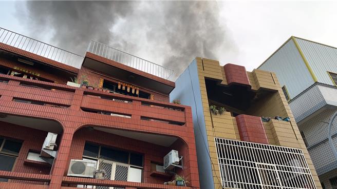永康区大湾二街一处透天厝民宅傍晚火警，窜出阵阵浓烟。(民眾提供／曹婷婷台南传真)