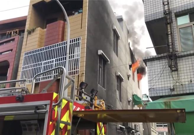 永康区大湾二街一处透天厝民宅傍晚火警，火舌猛烈，在警消全力灌救下，火势已经扑灭。(民眾提供／曹婷婷台南传真)