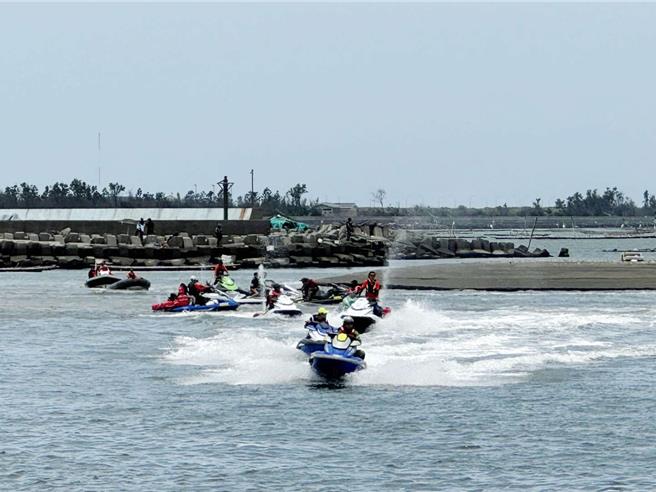 嘉义县布新国小16日举办一场别开生面的海上毕业典礼，12位毕业生先坐上水上摩托车前往外伞顶洲净滩。（吕妍庭摄）