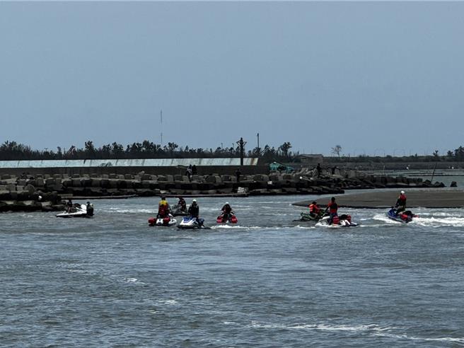 嘉义县布新国小16日举办一场别开生面的海上毕业典礼，12位毕业生先坐上水上摩托车前往外伞顶洲净滩。（吕妍庭摄）