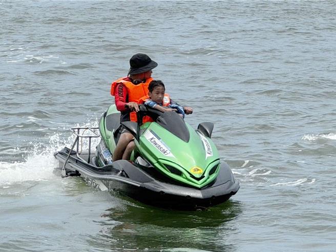 小朋友也从忐忑不安到乐于其中，是相当有意义的毕典和海上体验。（吕妍庭摄）