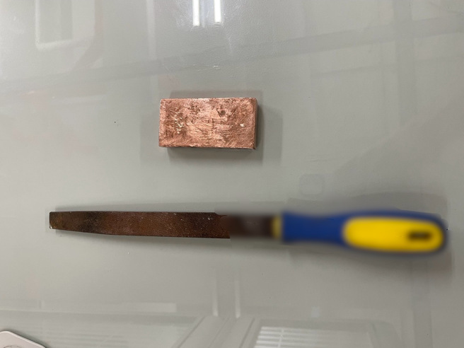 从男子身上起出的生锈锉刀一把。（翻摄画面）