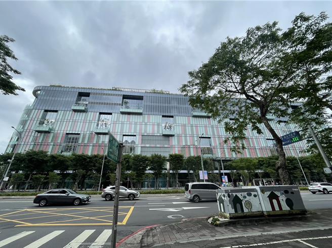 台北市大巨蛋16日受豪大雨影响，部分场馆于内外交接处出现积水状况。（刘玮晴摄)