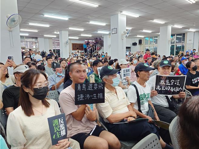 民进党「反滥权、护民主」宣讲高雄场16日登场，现场涌入上千名关心民眾手拿标语进场。（任义宇摄）