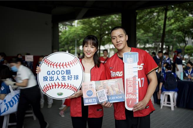 魏蔓（左）、張睿家受中華職棒味全龍邀請擔任開球嘉賓。（大愛台提供）