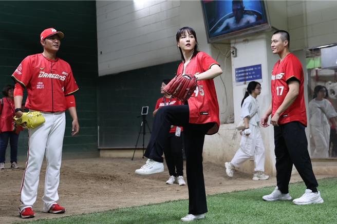 魏蔓（中）16日受中華職棒味全龍邀請擔任開球嘉賓，上場前認真練習。（大愛台提供）