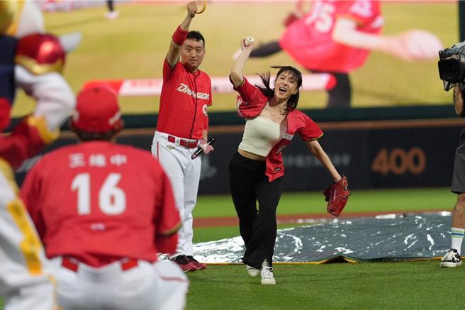 魏蔓（左）、張睿家受中華職棒味全龍邀請擔任開球嘉賓。（大愛台提供）