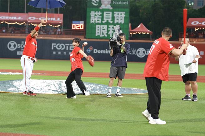 魏蔓（左）、張睿家受中華職棒味全龍邀請擔任開球嘉賓。（大愛台提供）