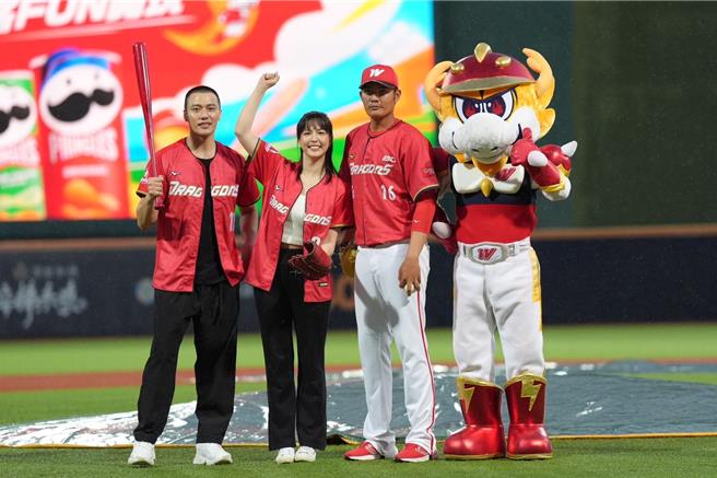 張睿家（左）、魏蔓16日受中華職棒味全龍邀請擔任開球嘉賓，味全龍投手王維中特別擔任指導。（大愛台提供）