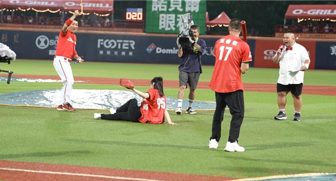 魏蔓擔任開球嘉賓，一度滑跤。（大愛台提供）