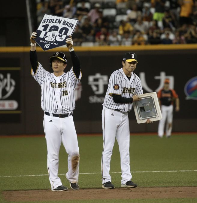 中信兄弟周思齊（左）在6月16日完成「千安百盜百轟」里程碑。（陳君瑋攝）