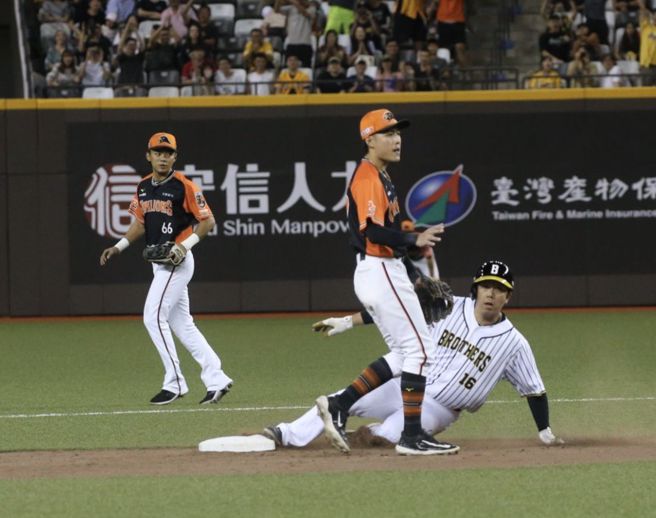 中信兄弟周思齊（右）在6月16日完成「千安百盜百轟」里程碑。（陳君瑋攝）