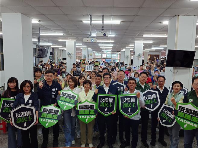 高雄市長陳其邁率民進黨高雄8名立委親自出席，台南選區立委王定宇、中央黨部副秘書長何博文也到場，出席綠委嗆，罷免6至10名藍委，綠營就能重返第一大黨。（任義宇攝）