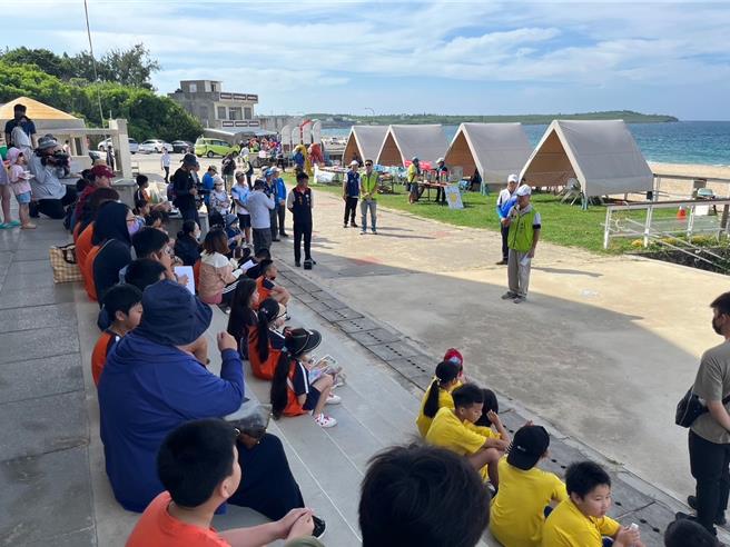 澎湖今天野放12隻被收容的海龜，並邀請嵵裡、山水2所國小的師生參與見證。（澎湖縣農漁局提供／任義宇高雄傳真）
