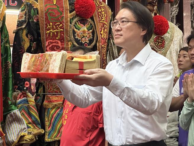 民进党秘书长林右昌14日到花莲街讲，行前先到花莲城隍庙参香祈福。（资料照／王志伟摄）