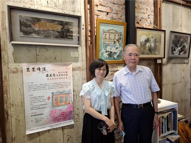 蕭美惠（左）在田中老屋源成發藝棧舉辦水墨創作畫展，她的畫作「美好歲月」以景崧醫院為主體，今日開幕茶會中，陳景崧的兒子、高齡已96歲的陳時宰醫師（右）也到場祝賀。（林孟輝提供／葉靜美彰化傳真）