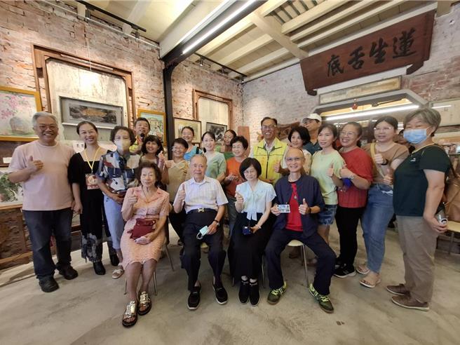 蕭美惠（前排右2）學習水墨畫近30年，蕭美惠水墨創作展開幕茶會今日在田中老屋源成發藝棧舉行。（林孟輝提供／葉靜美彰化傳真）