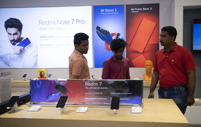 印度的vivo、OPPO等大陆手机厂被强迫将至少51%的股份出售给印度财团。图为印度的中国智慧手机商店。（图／新华社）