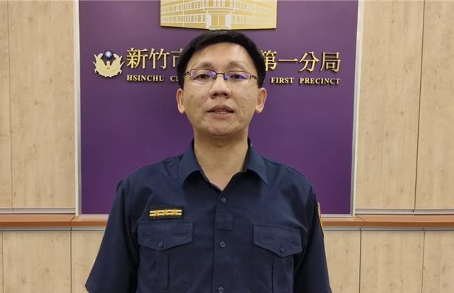 新竹市警一分局副分局長陳世雄說明，員警值班交接發現洪員槍彈未繳還，查覺有異，立即於駐地3樓寢室尋找，發現西門派出所洪姓副所長已倒臥勤務宿舍床鋪。（警方提供／王惠慧新竹傳真）