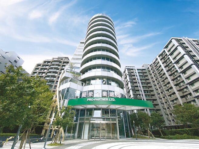 葡眾客服30秒內接聽率達95％、一次解決率達98％、郵件24H結案率100％，IVR流程簡易，顧客可於45秒內轉接專人服務。圖／葡眾企業