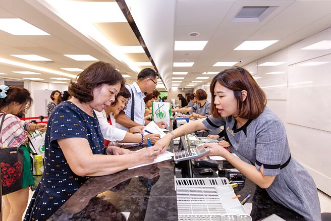 靠著不到50樣的產品，葡眾在會員的強勁黏著度和向心力中，2014年起躍升台灣直銷業排行榜前二大，去年營收更是衝破百億大關，創下歷史新高。圖／葡眾企業
