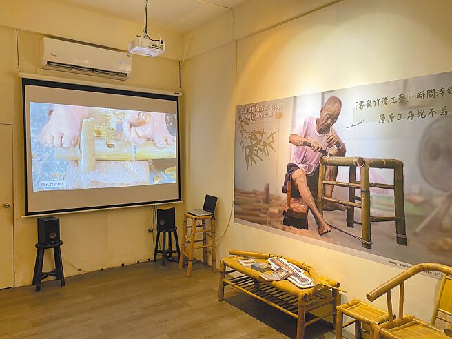 富富·小山冈为富冈国宝级竹艺大师戴阿炉举行致敬荣誉退休会，播放特别拍摄的戴阿炉纪录片。（蔡明亘摄）