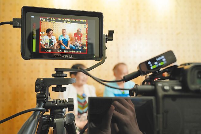 为保留富冈地方文史，富富．小山冈团队邀请居民拍摄影片，讲述专属于富冈的歷史故事。（富富．小山冈提供／蔡明亘桃园传真）