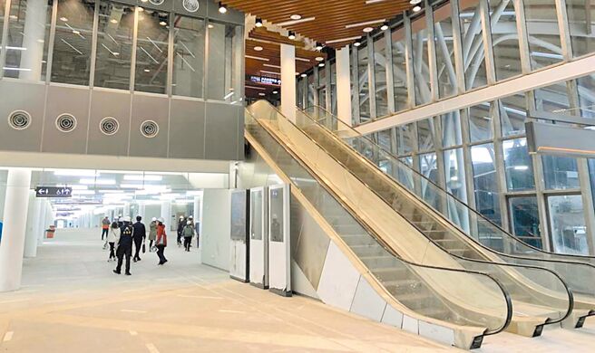 基隆城际转运站7月1日启用，未来基隆通勤族不必再忍受风吹日晒，可舒适候车。图为转运站内部情形。（徐佑升摄）