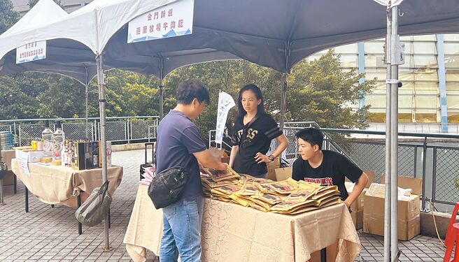 今年是「夢想成就未來嘉年華會」第2屆，有來自花蓮、彰化、苗栗、高雄、宜蘭、桃園、台中等企業會員來設攤，最遠的還有來自金門的企業。（劉瑋晴攝)