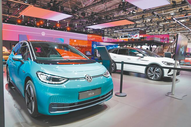 德國經濟部長哈柏克將於6月21日訪問中國，德國也表態，希望中國在電動汽車關稅問題上「認真採取行動」。圖為慕尼黑車展。（中新社）