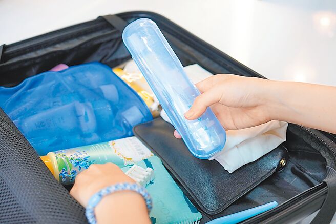 新北市目前有6家環保標章旅館，預計2030年達13家，圖為民眾自備旅宿用品。（新北市環保局提供／陳慰慈新北傳真）