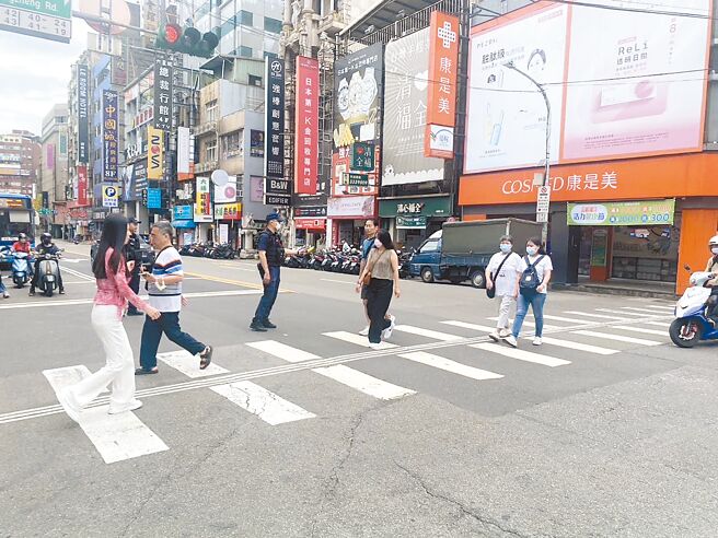 桃園市交通大隊即日起至7月14日將執行為期1個月的「行人違規取締實施計畫」，盼減少行人因事故死亡的發生機率。（桃園市交通大隊提供／姜霏桃園傳真）