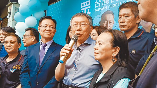 针对国会改革等法案，柯文哲（前排中）15日说，让人民知道最简单的方法就是电视辩论，批评民进党每天说没有讨论就不应该表决，要他们讨论却不讨论，「不要再让我嘲笑民进党不敢战了」，现在连民进党自己写的ChatDPP人工智慧都在嘲笑他们了。（叶静美摄）