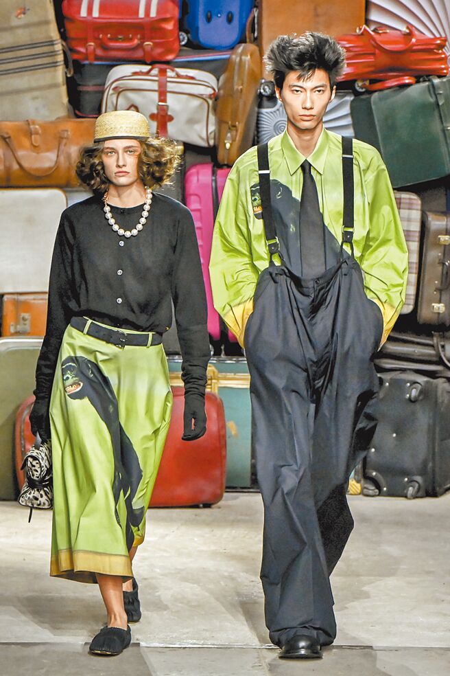 新任創意總監運用正裝、典雅的輪廓，搭配鮮明色彩、印花，模糊正裝、日常裝扮的界線。（美聯社）