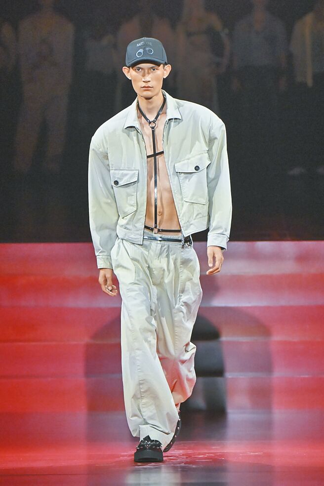 Dsquared2 2025春夏系列加入皮革綁帶、SM元素。（美聯社）