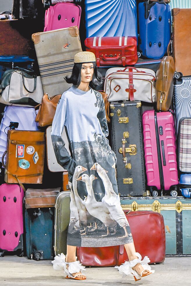 Moschino以失物招領為題發布2025春夏男裝、早春女裝系列，為米蘭男裝周拉開序幕。（美聯社）