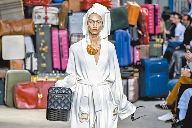 看似簡單的浴袍，口袋造型是飯店常見的紙拖鞋，充滿趣味。（美聯社）