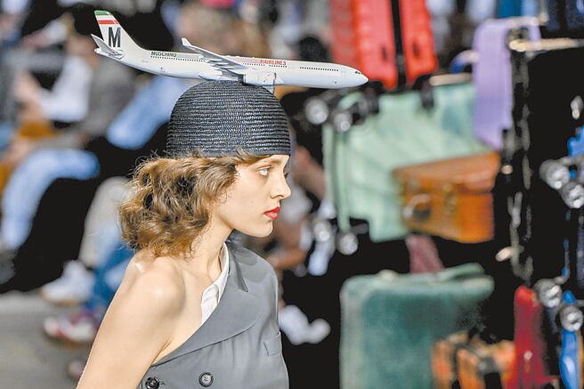 Moschino 2025春夏男裝、早春女裝系列，旅行元素濃厚。（美聯社）