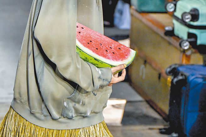 Moschino新任創意總監Adrian Appiolaza延續品牌詼諧的風格。（美聯社）