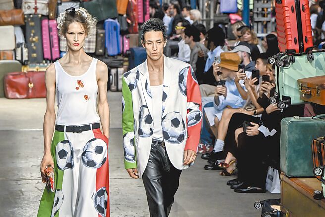 Moschino本季融入了許多義大利元素，如足球、義大利國旗配色、披薩等，有趣的是他還刻意讓白背心點綴披薩污漬。（美聯社）