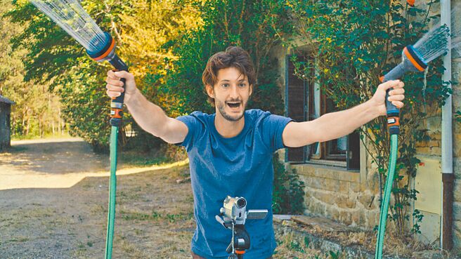 法国当红男星皮耶尼内在片中脑洞大开，做了不少有趣的「开发」。（海鹏提供）