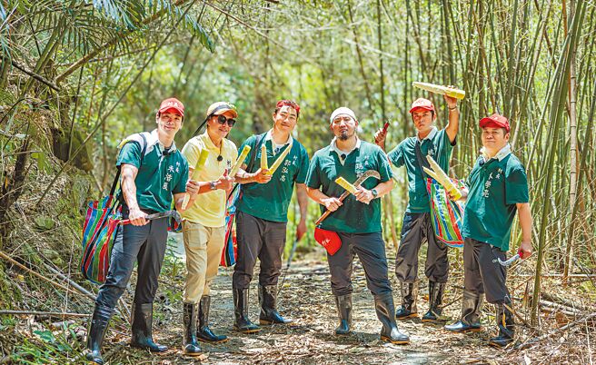 姚元浩（右二）为《我的明星村长》和禾浩辰（左起）、村干事王传一、郭泓志、玛斯卡、卜学亮一起到竹林里採收竹笋。（好看娱乐提供）