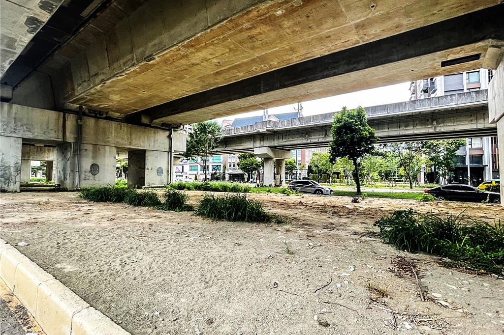 竹北市高鐵橋下道路閒置空間一直未有效使用，縣議員吳旭智辦會勘後，認空間利用提供更多的可能性，希望縣府超前部署，讓該閒置空間能做更好的利用。（羅浚濱攝）