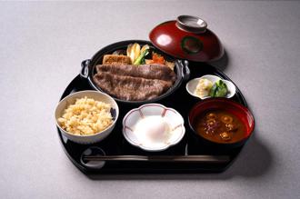 星宇日本線頭等艙搶客    東京百年壽喜燒上菜