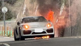 男子開保時捷跑車訪友 突拋錨熄火下秒燒成廢鐵