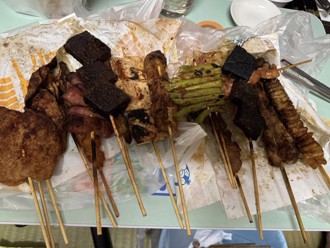 高雄六合夜市買燒烤花675元 他怒全烤焦：大腸是臭的