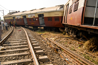 影》印度火車相撞至少5死逾20重傷 車廂「騰空堆疊」慘狀曝