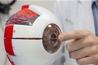 陽光帥男海邊玩水後雙眼疼痛 小心這病症上身