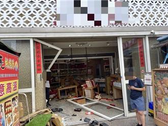 鹿港百年餅店玉珍齋出事了 轎車直衝店面撞人 肇事現場曝